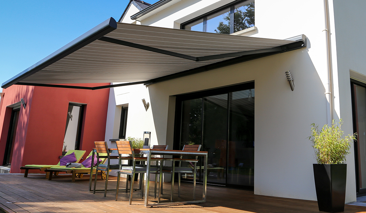 Toldo retráctil moderno en terraza de casa contemporánea