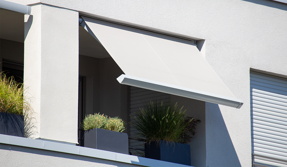 Toldo blanco en balcón moderno con plantas decorativas
